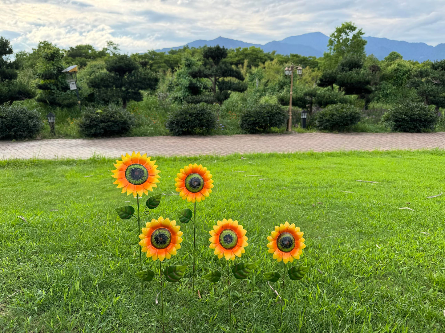 Metal Sunflower Garden Stakes Outdoor Decor β 5 PCS Decorative Yard Art Flowers with Shaking Head,Weather Resistant Sunflower Yard Decorations for Lawn, Patio, Flower Bed & Pathway