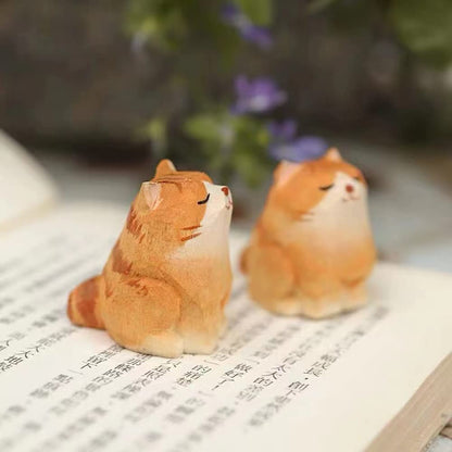 ALHBEJT Wooden Cat Figurines Sculpture Statue Lovely Small Carved Orange Cat Statue Handmade Wood Kitten Art Carving Work for Home Office Decoration (Little Orange Cat)