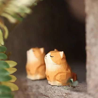 ALHBEJT Wooden Cat Figurines Sculpture Statue Lovely Small Carved Orange Cat Statue Handmade Wood Kitten Art Carving Work for Home Office Decoration (Little Orange Cat)