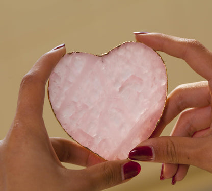 AMOYSTONE Large Heart Stone Rose Quartz Healing Crystals Birthday Gifts for Women, Natural Reiki Meditation Pink Crystal Gilded Edge Heart Shaped 3.5-4"/pc with Plastic Bracket