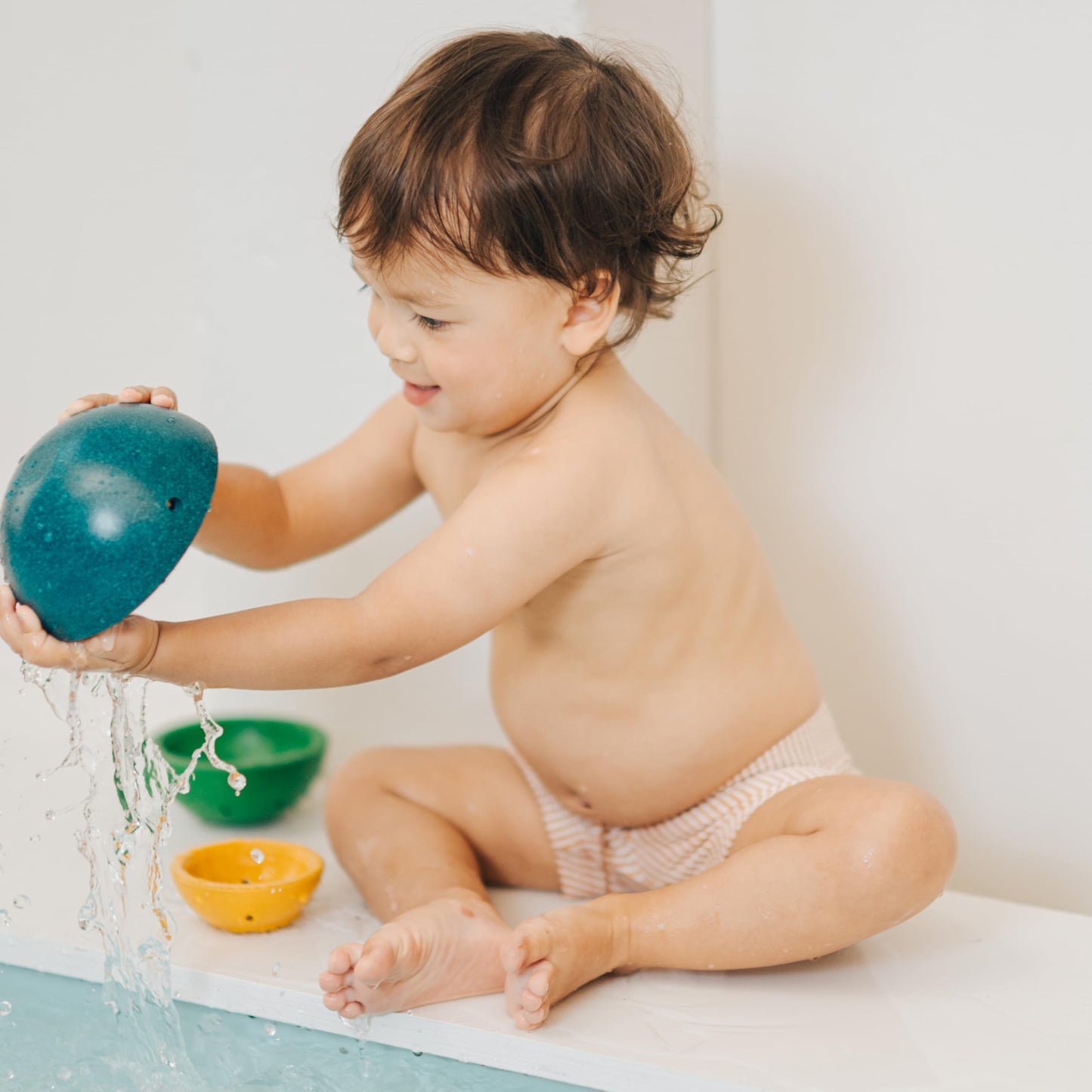 PlanToys® Fountain Bowl Set Montessori Water Play Toys for Toddlers | Sensory Bath & Beach Toy | STEM Toy for 1 Year Old | Eco-Friendly Pouring & Scooping Bowls