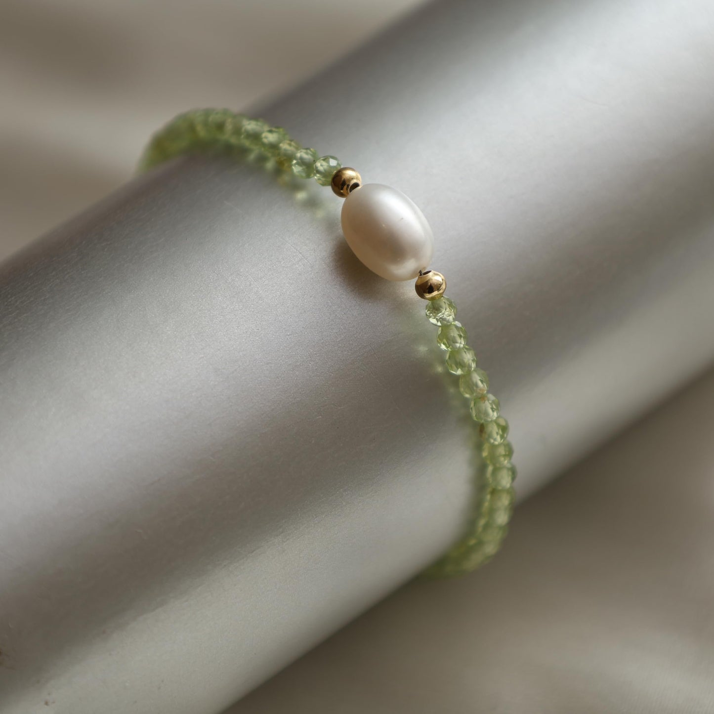 Gempires Green Peridot Beaded Bracelet with Freshwater Pearl Handmade Jewelry August Birthstone Gifts Hypoallergenic 7.5 Inch Gold Plated Lightweight Elegant Bracelets Gifts for Women