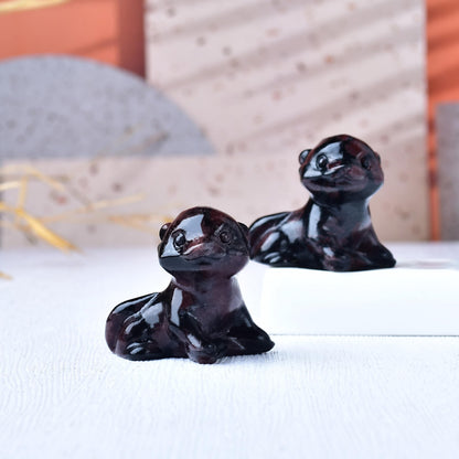WUYOUSHI Garnet Otter Figurine - Hand Carved Healing Crystal Otter Statue, Lucky Gemstone Sculpture for Home Office Desk Decor, Spiritual Gift for Animal Lovers & Nature Enthusiasts