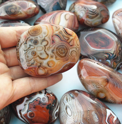 Natural Polished Banded Lace Agate Healing Crystal Specimen Irregular Palm Worry Stones Pebble Reiki Madagascar Collection Gifts Decor 1pc.（0.22-0.28 Pound