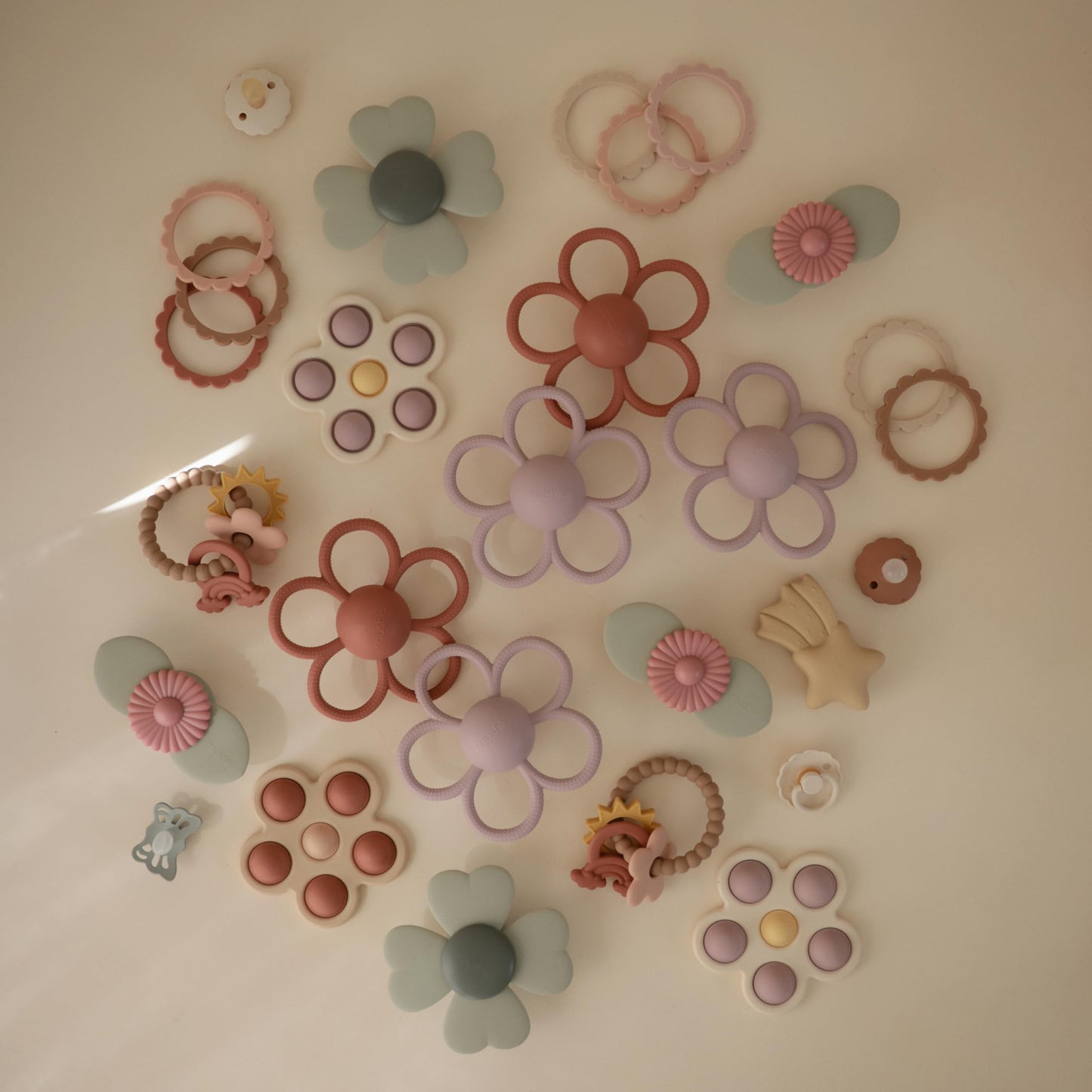 mushie Silicone Baby Daisy Rattle Teether Toy (Soft Lilac)