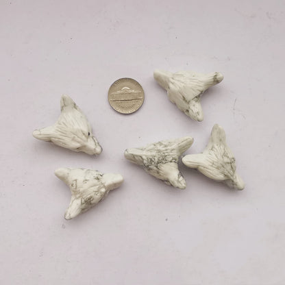 Bacatgem White Howlite Turquoise 1.37 inchs Wolf Head Pocket Crystals and Healing Stone Figurine,Haped DIY-Jewelry Pendant