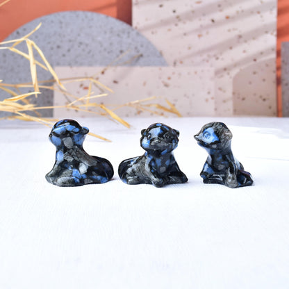 WUYOUSHI Blue Amphibole Otter Figurine - Hand Carved Healing Crystal Otter Statue, Lucky Gemstone Sculpture for Home Office Desk Decor, Spiritual Gift for Animal Lovers & Nature Enthusiasts