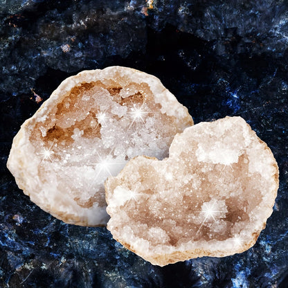8pcs Natural Quartz Caves Knock Open in The Middle 1.2-2 inch White geode Set with Magnifying Glass and Display Stand Ideal for School Gifts and Prizes（Morocco White geode 8pcs Set）