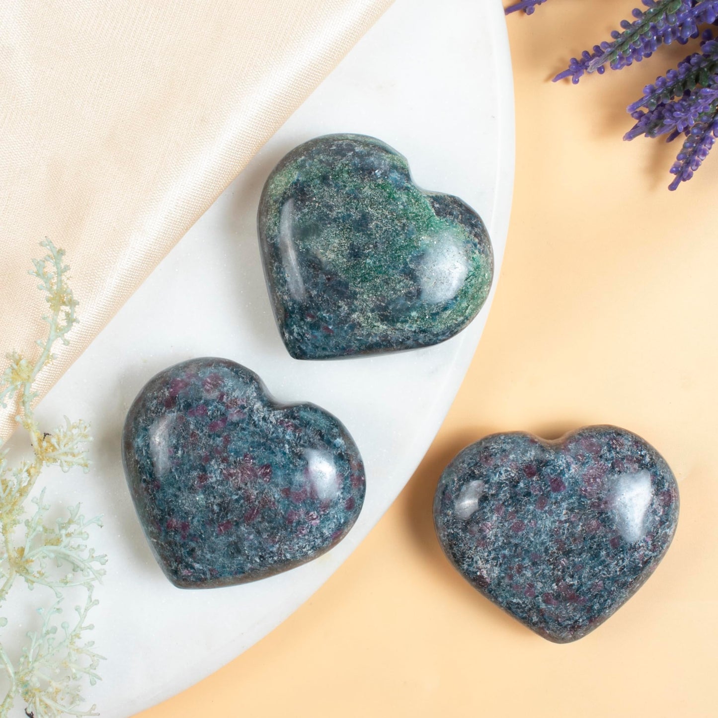Crocon 50mm Ruby Kyanite Heart Stone Big Heart Shape Puff Stones Set 450+ Carats Pocket Crystal Healing Tumble Collection Palm Stone Good Luck Charm Meditation Gift Craft Home Decor