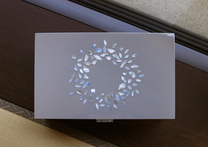 MADDesign Mother of Pearl Jewelry Organizer Box Handmade Lacquered Flower Petals Pattern (Gray)