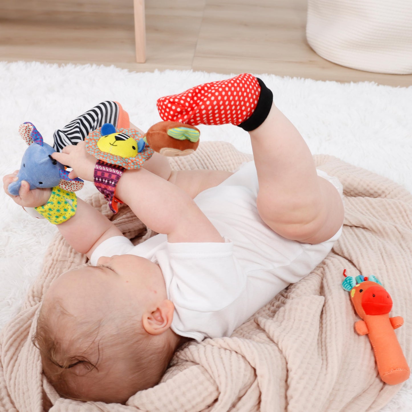 The Peanutshell Sock Rattles Set of 5 - Girl Boy Rattle Socks, Baby Toys 0-6-12 Month, Animal Newborn High Contrast Baby, Infant, Newborn Toys 0-3 0-6 Months Old Babies - Safari