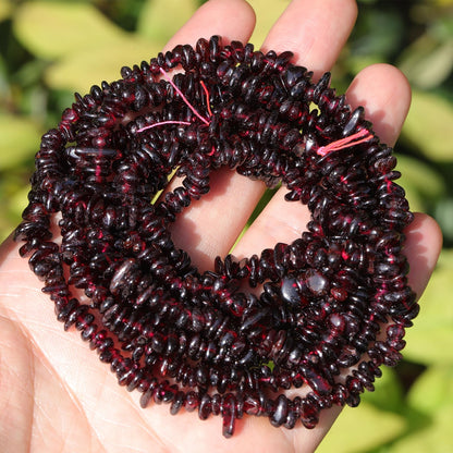 400pcs Natural Chip Stone Beads for Jewelry Making Garnet 5-8mm Irregular Gemstones Healing Crystal Loose Rocks Bead Hole Drilled for Ring Earrings Necklace Bracelet Making DIY Art Crafts