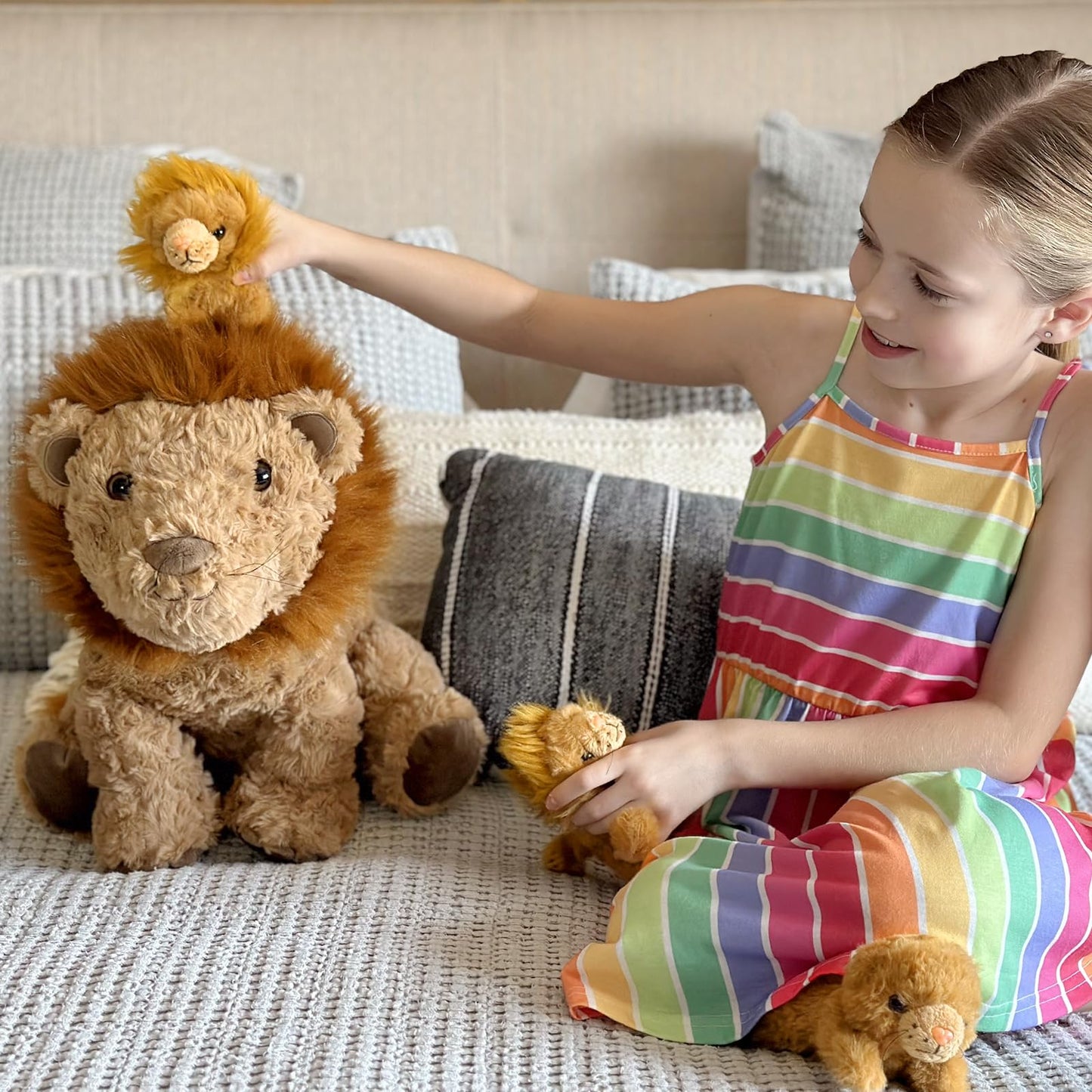 Karister Lion Plush Toy, 17.7" Mother Lion Stuffed Animal with 3 Cute Baby Lions, 4Pcs Wild Animal Stuffed Toy for Kids Boys Girls, Safari Animal Plushies Gift for Christmas Birthday, Brown