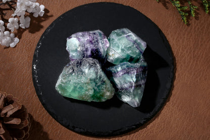 QINJIEJIE Fluorite Crystal 2PCS Raw Crystals 1.8-2.2'' Color Stones Natural Crystals Healing Stones Bulk Large Stones for Tumbling Cabbing Fountain Rocks Polishing Handmade DIY Gifts