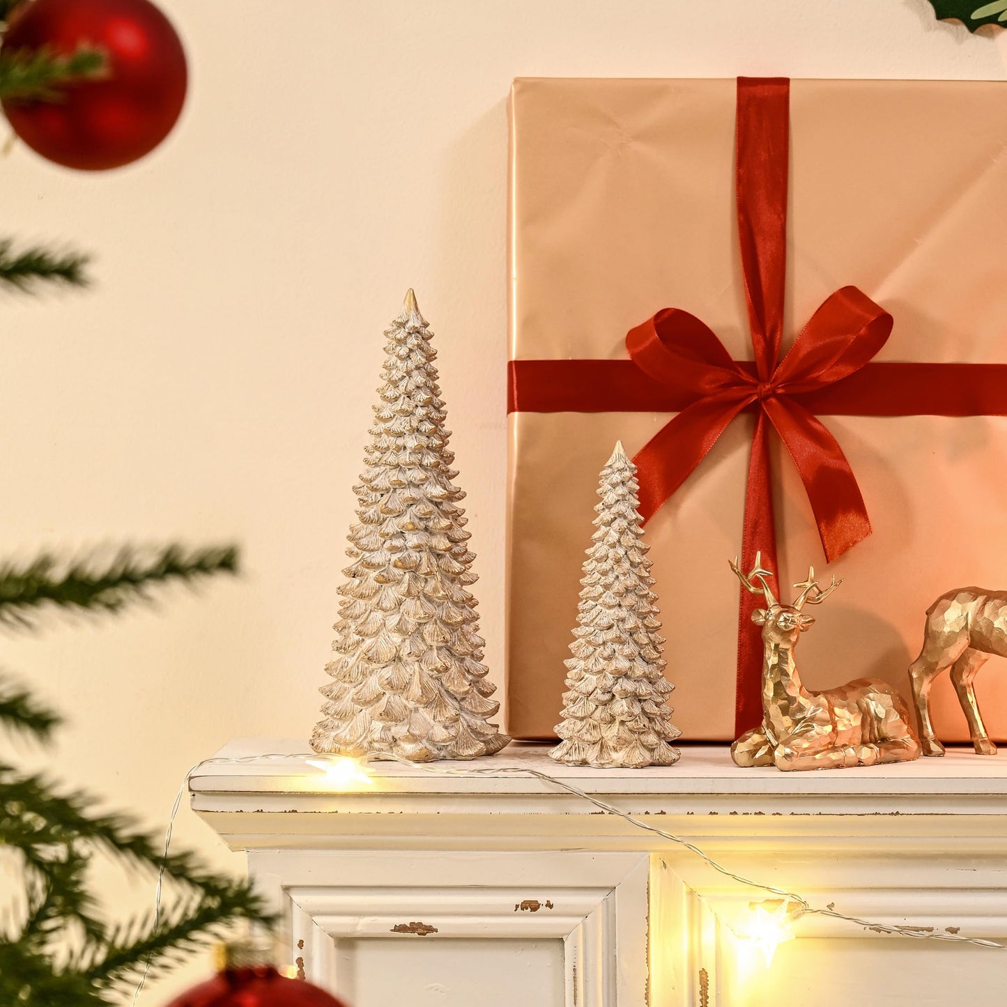 AOMOONOA Resin Christmas Tree Figurines, 2Pcs Distressed White with Gold Table top Christmas Trees, Small Christmas Tree Figurine Set, Decorative Xmas Trees for Rustic Christmas Decor