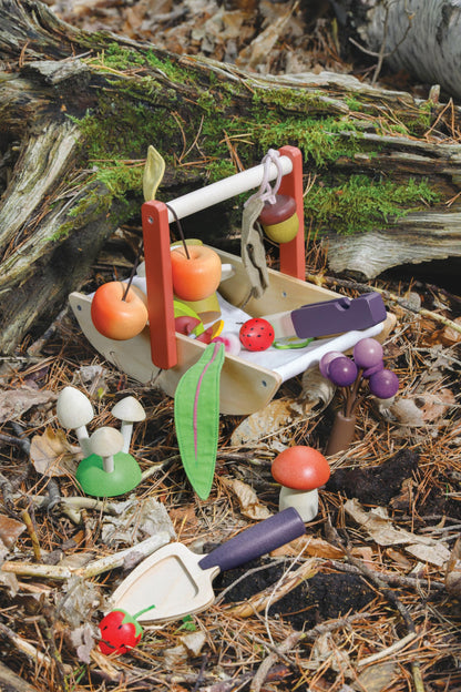Tender Leaf Toys - Wild Wood Foraging Trug - Wood Nature Play Set with 15 Pretend Forest Finds - Includes Pocket Knife, Trowel, Recipe Leaflet - Encourages Imaginative Play, Sparks Curiosity - Age 3+