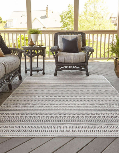 Unique Loom Outdoor Striped Collection Area Rug - Maia (5' 3" x 8' Rectangle, Beige/Ivory)
