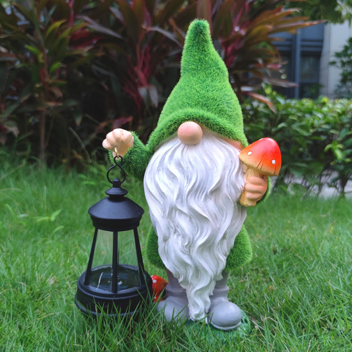 VIOYOUNS Solar Gnomes Garden Statues,Resin Gnome Figurine Holding Mushroom and Solar Lights Lantern,Outdoor Yard Art Decorations for Garden Patio Lawn