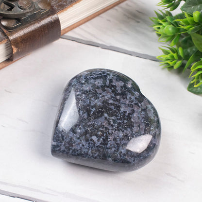 Crocon 50mm Indigo Gabbro Heart stone Big Heart Shape Puff Stones Set 450+ Carats Pocket Crystal Healing Tumble Collection Palm Worry Stone Good Luck Charm Meditation Gift Craft Home Decor